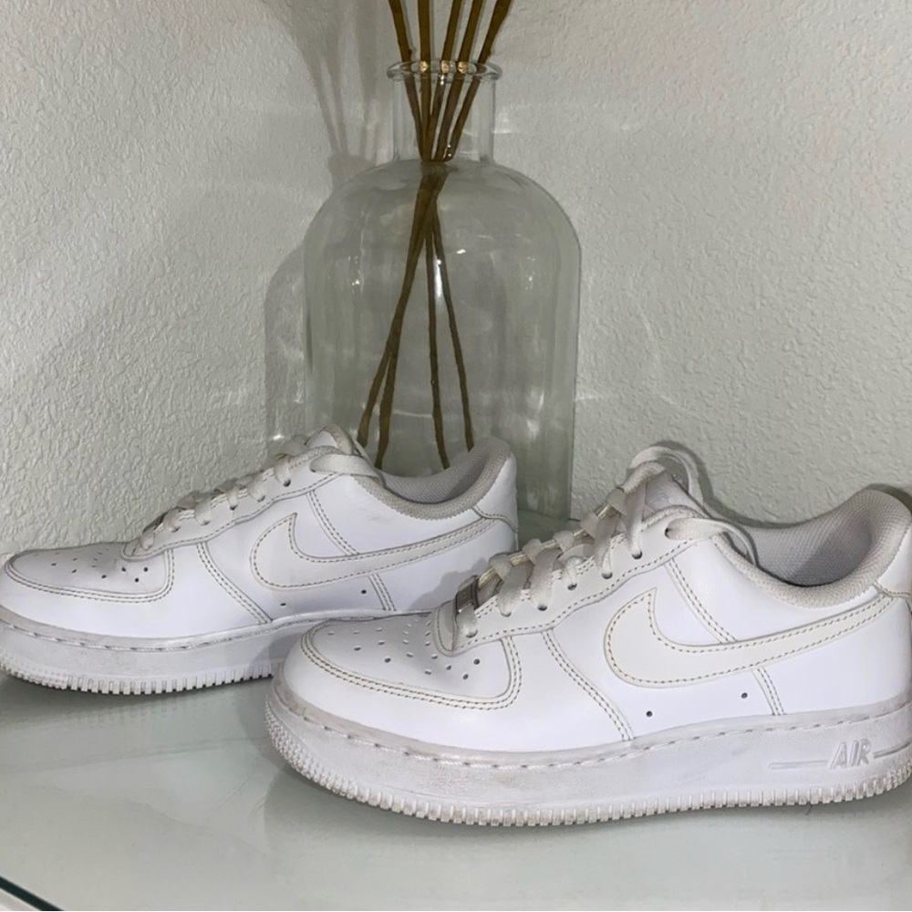 Good condition Nike air forces. Only worn once. Women’s size 7.